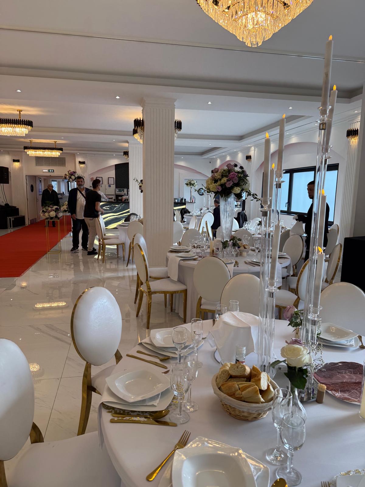 Salle de réception avec chaises dorées et tapis rouge